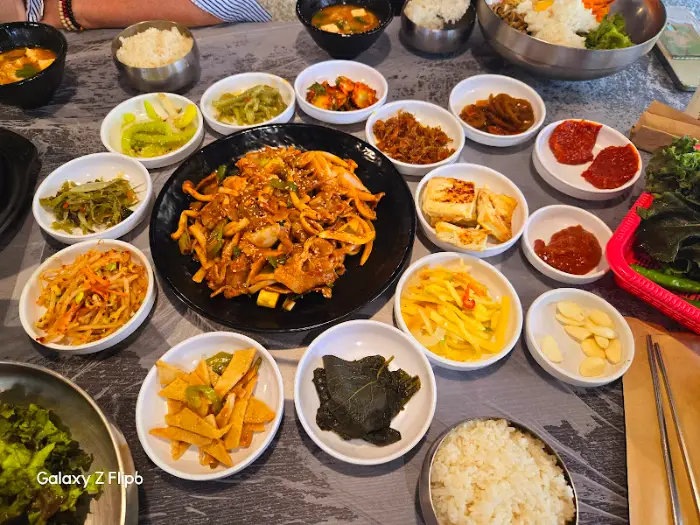 식탁 가득 차려진 정갈한 반찬들과 메인 요리