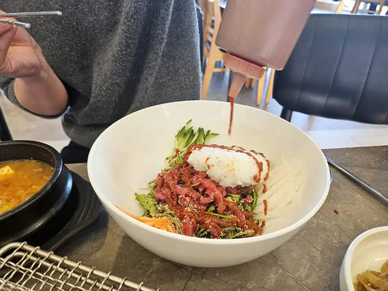 육회 비빔밥 양념 투하!