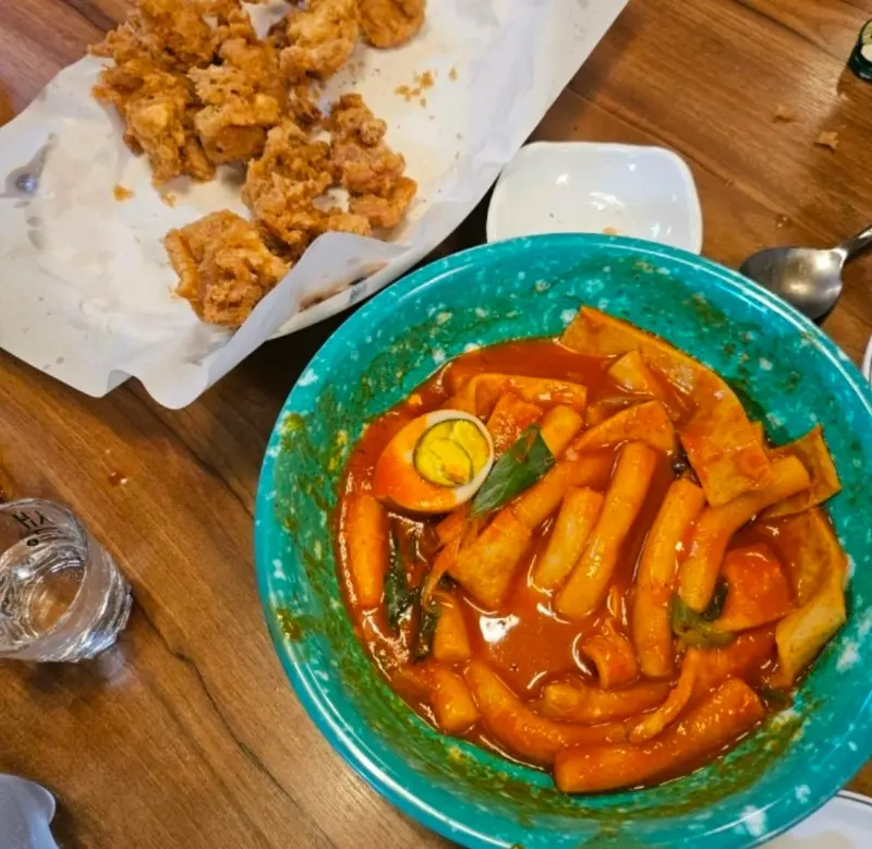 닭똥집 튀김과 떡볶이