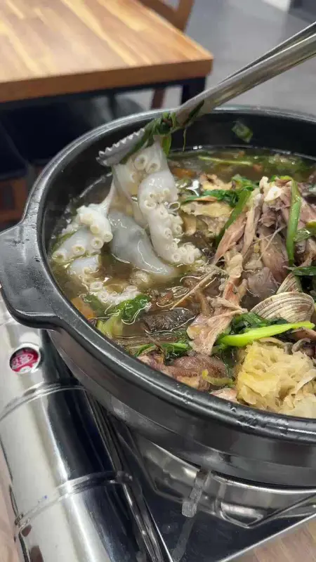 해신탕에 들어간 낙지를 건져 올리는 모습