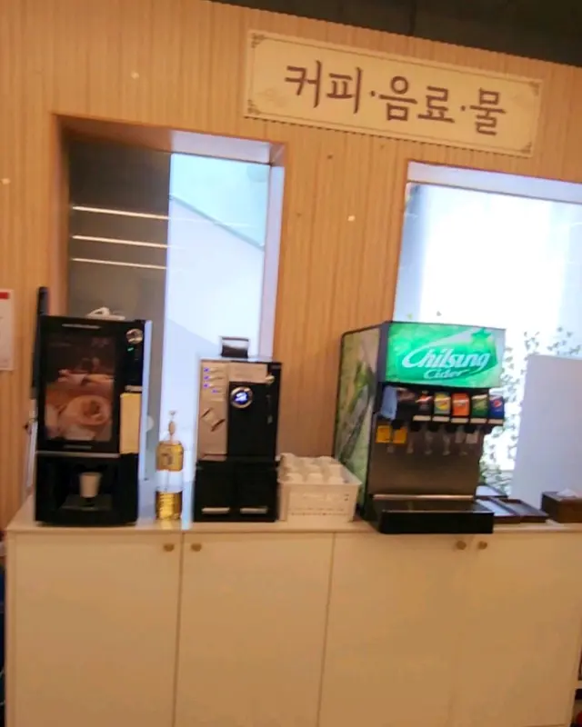 커피와 음료 코너. 식사 후 깔끔한 마무리를 할 수 있다.