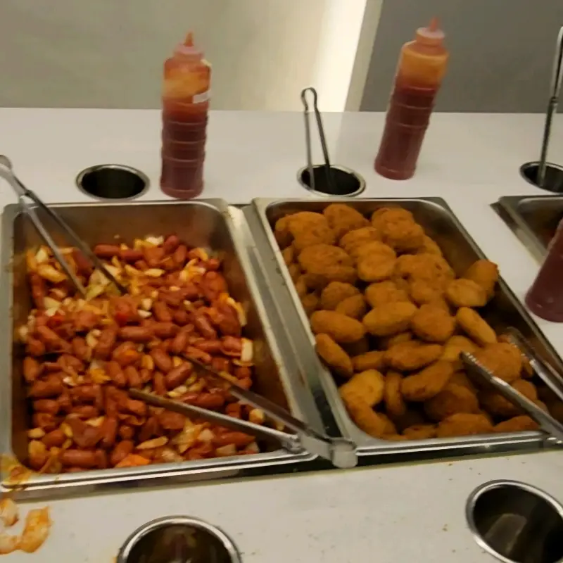 깔끔하게 정돈된 뷔페 음식 코너