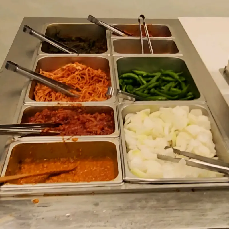 다양한 쌈 채소와 샐러드 코너. 신선함이 느껴진다.