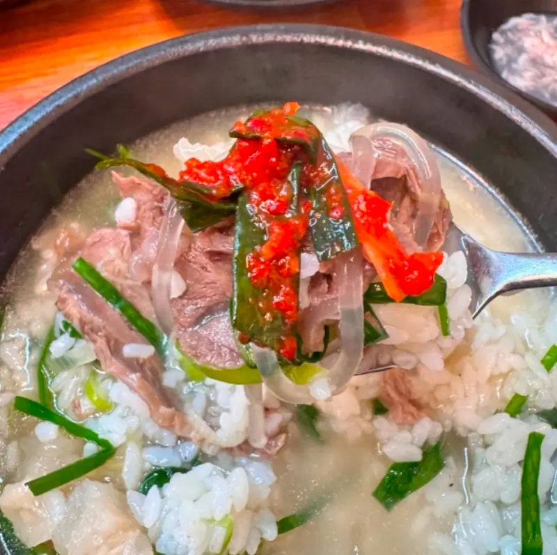 곰탕과 김치의 조화