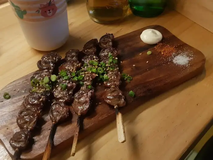 꼬치 구이와 소스, 곁들임