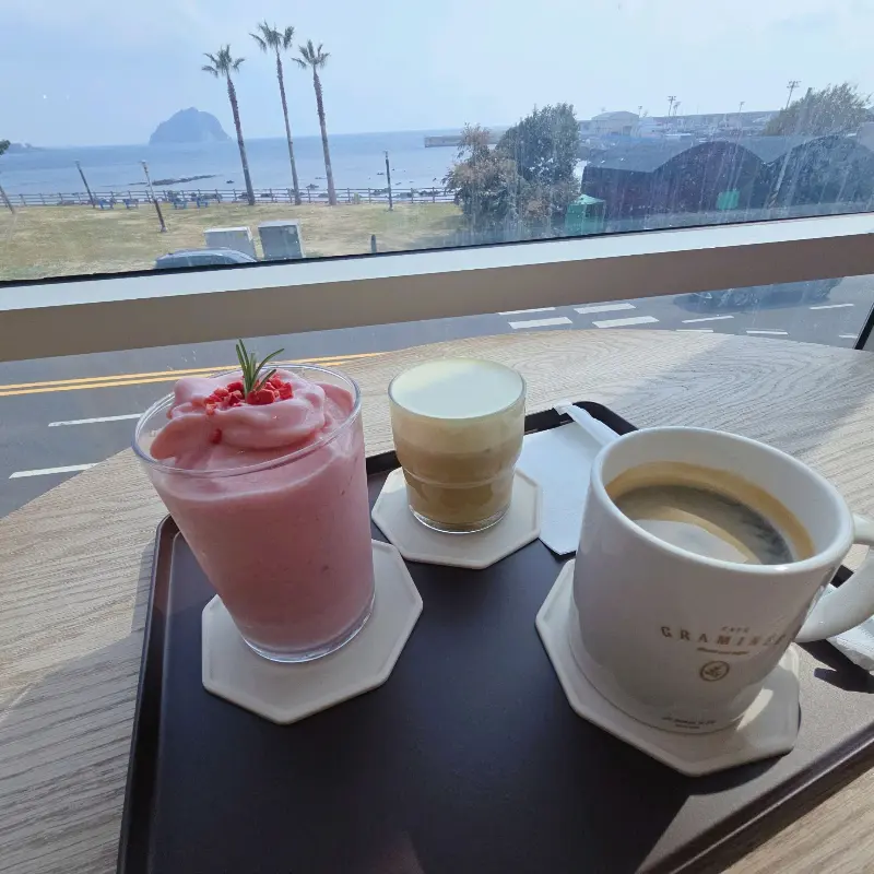 바다를 배경으로 커피와 디저트