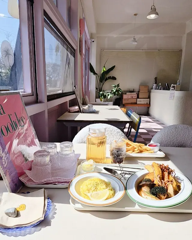 햇살이 가득 들어오는 위켄드밀즈 내부