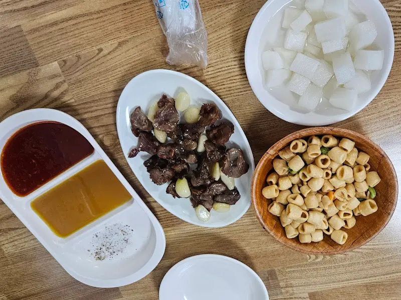 장안통닭 테이블 세팅