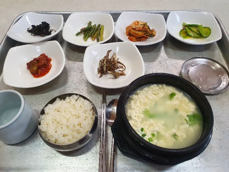 다양한 밑반찬과 순두부