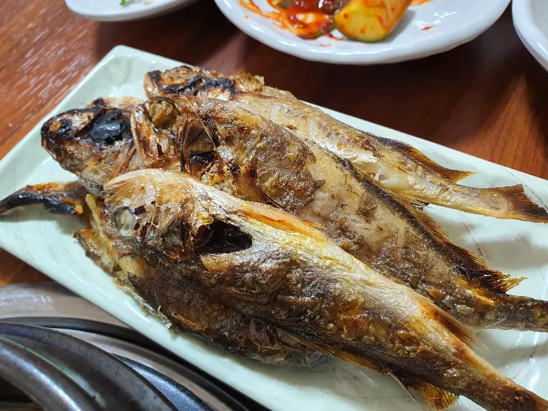 노릇하게 구워진 생선구이 클로즈업