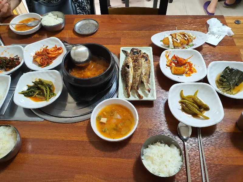 한 상 가득 차려진 밥상