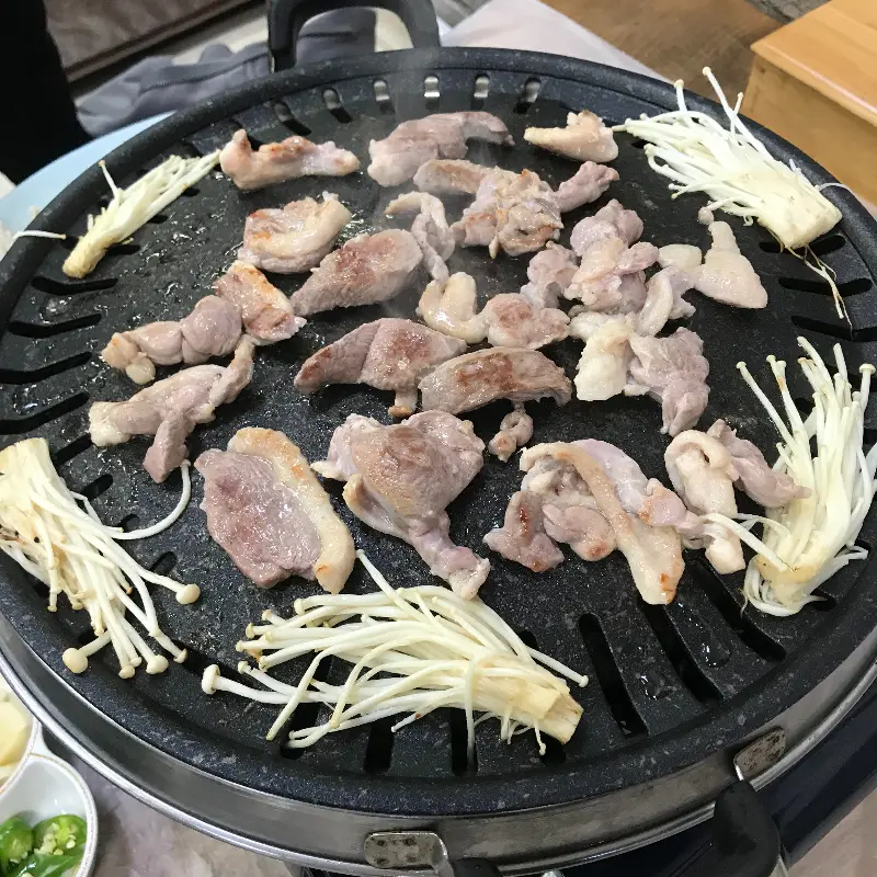 숯불 위에서 맛있게 익어가는 오리로스
