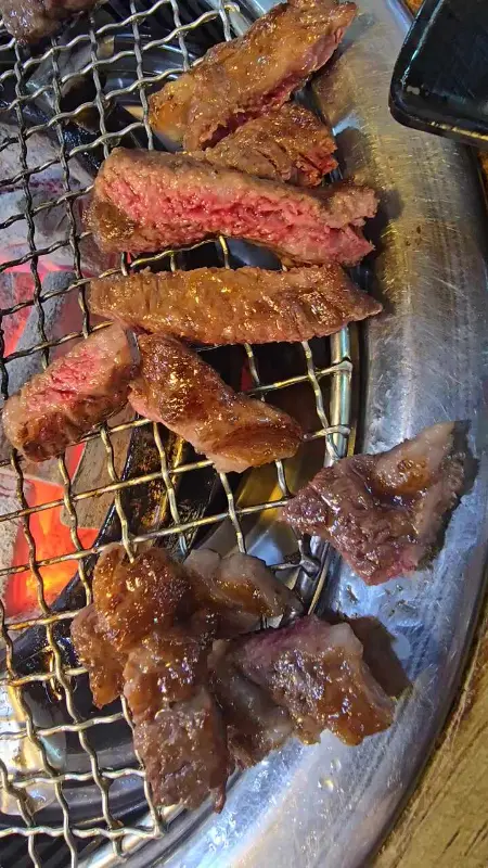숯불 위에서 맛있게 구워지는 안창살