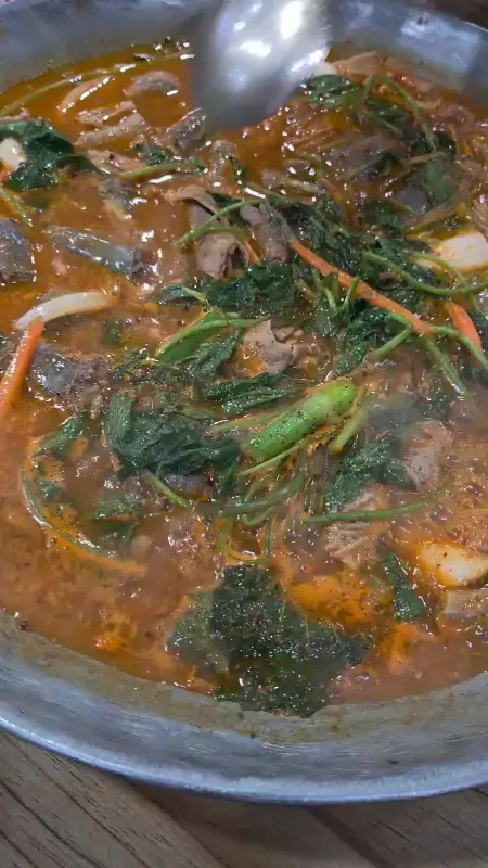 순대, 곱창, 야채가 어우러진 전골