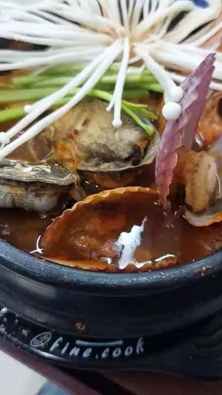 해물 뚝배기의 푸짐한 해산물