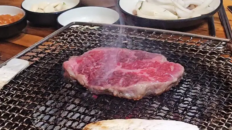 숯불 위에서 맛있게 익어가는 한우