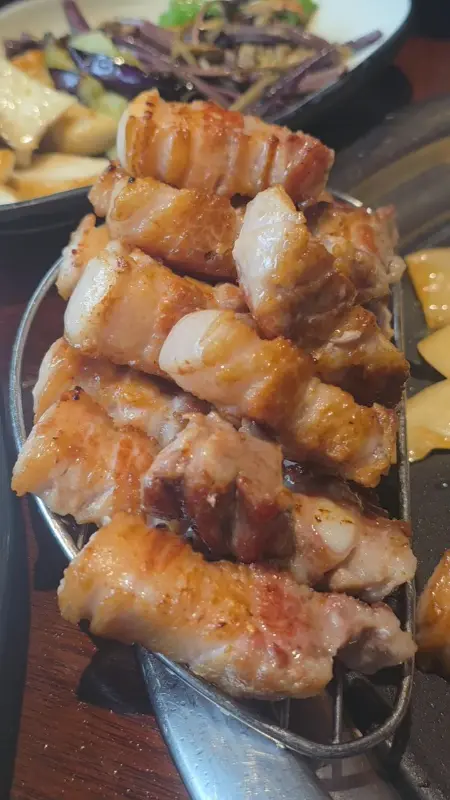 노릇하게 구워진 삼겹살