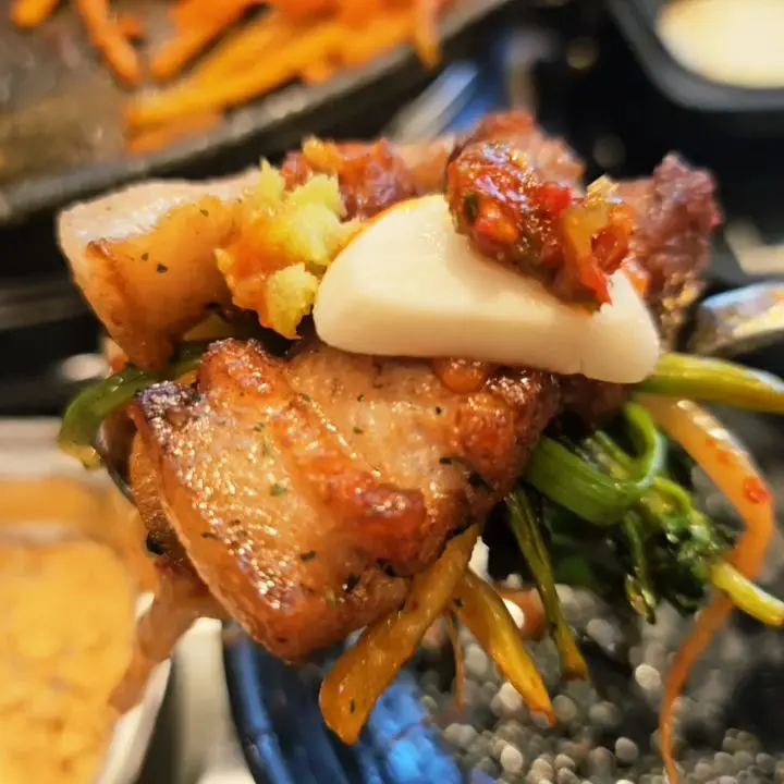 쌈에 싸 먹는 삼겹살