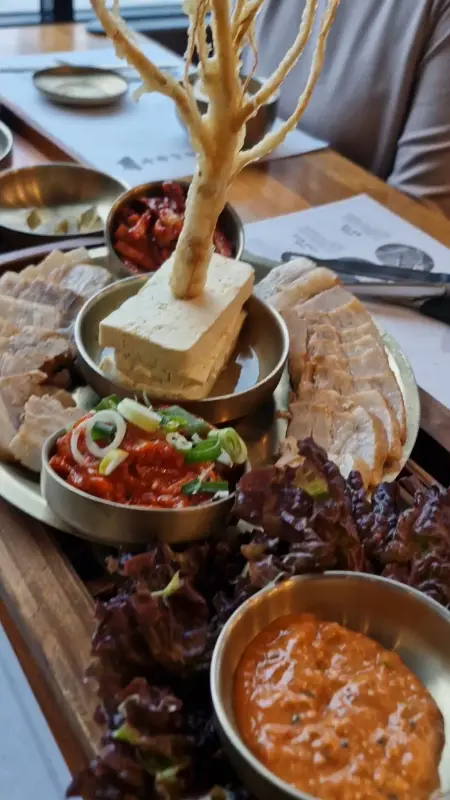 두부와 수육 한 상