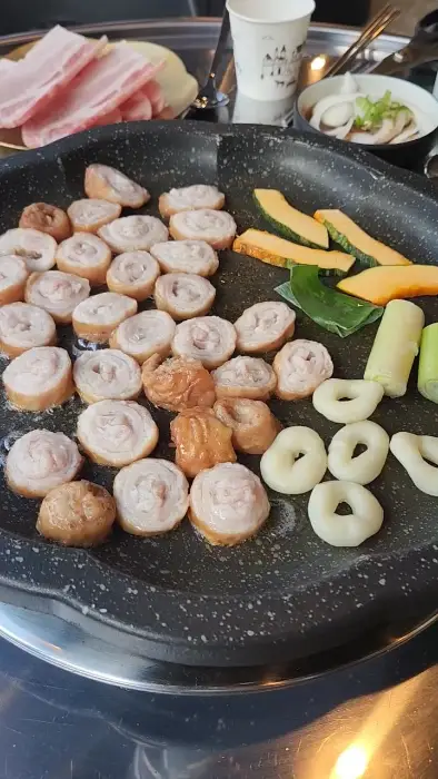 구워지고 있는 연막창과 곁들임 재료들