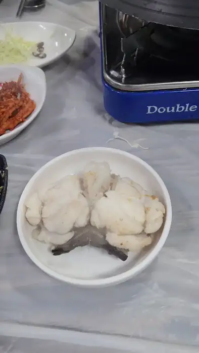 앞접시에 담겨 나온 아귀수육과 곁들임 채소