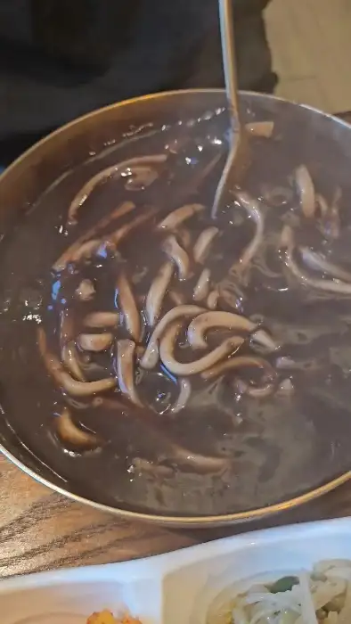 팥칼국수 면발 집는 모습