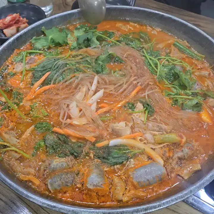 다채로운 재료가 듬뿍 들어간 순대전골