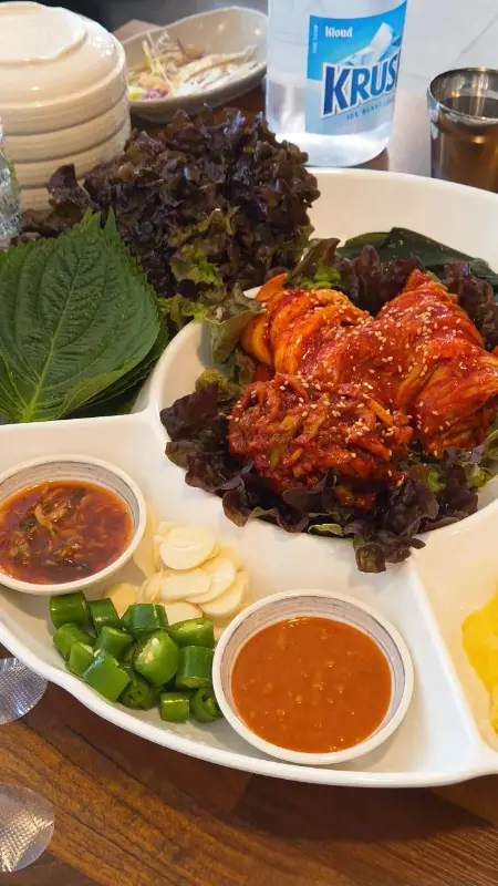 싱싱한 쌈채소와 곁들임