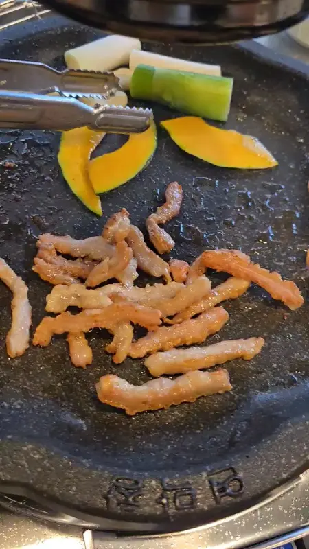 불판 위에서 노릇하게 익어가는 막창