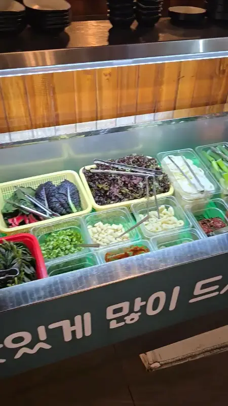 다양한 쌈 채소가 준비된 셀프바