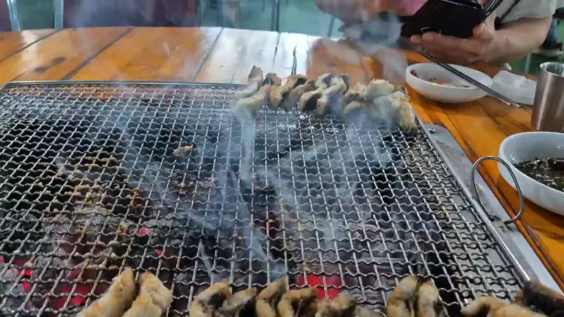 숯불 위에서 구워지는 장어