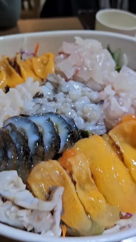 싱싱한 해산물이 돋보이는 모듬 물회