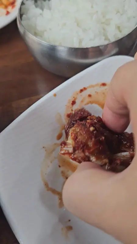 양념게장 살을 발라 밥과 함께