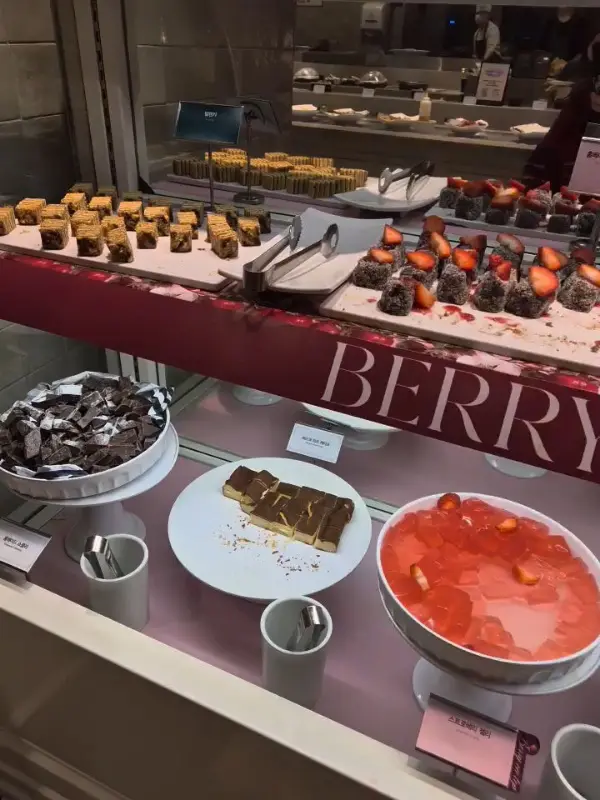 딸기 축제 시즌의 다채로운 딸기 디저트