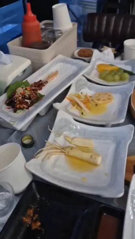 테이블 가득한 스끼다시