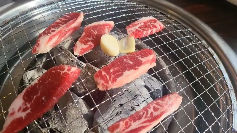 숯불 위에서 익어가는 소갈비살