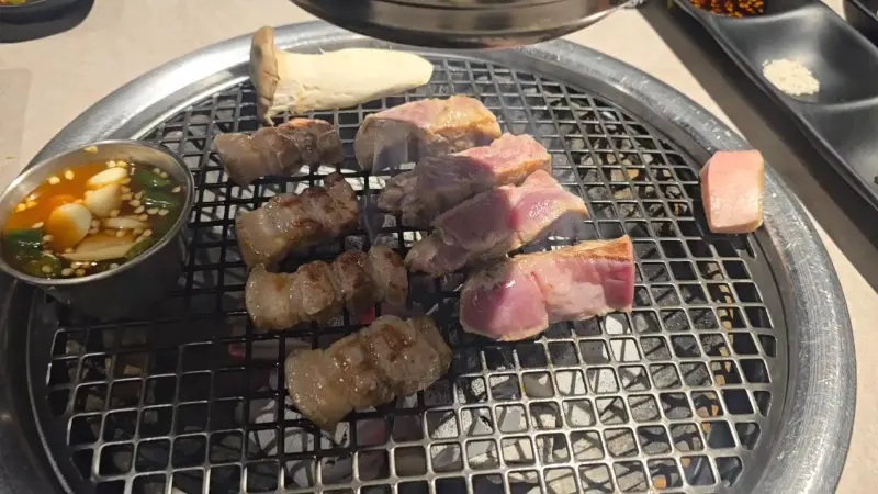 잘 구워진 흑돼지 오겹살