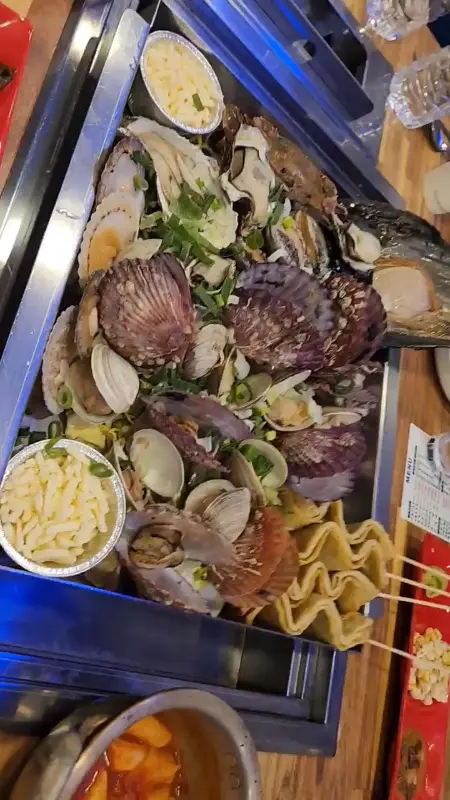 다양한 조개와 해산물이 푸짐하게 담긴 조개찜