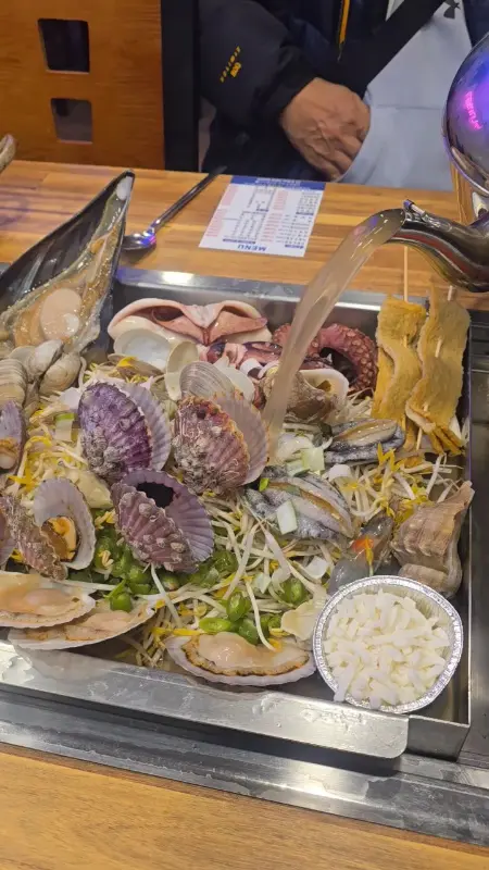 푸짐한 양과 신선한 해산물이 인상적인 조개찜