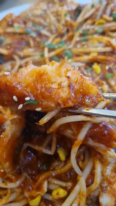 젓가락으로 집어 올린 아구 살