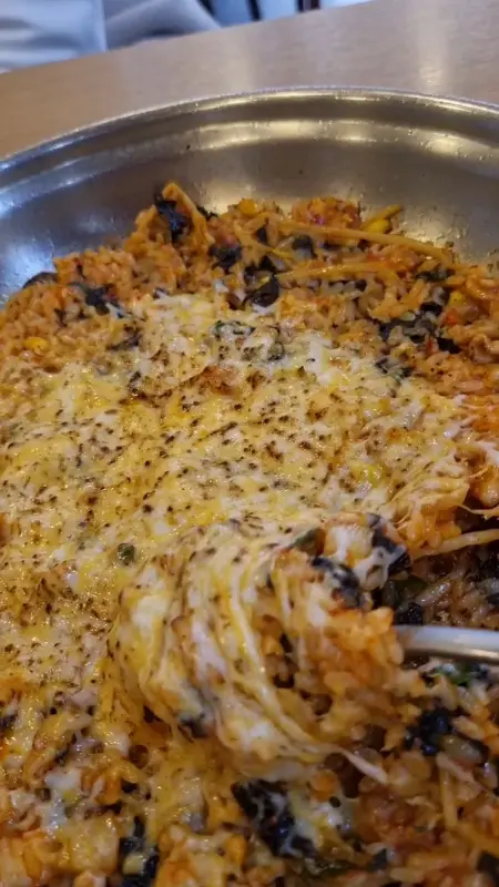 치즈가 듬뿍 뿌려진 볶음밥