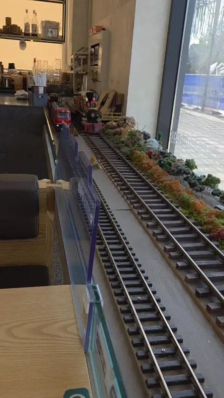 기차가 음료를 배달하는 모습