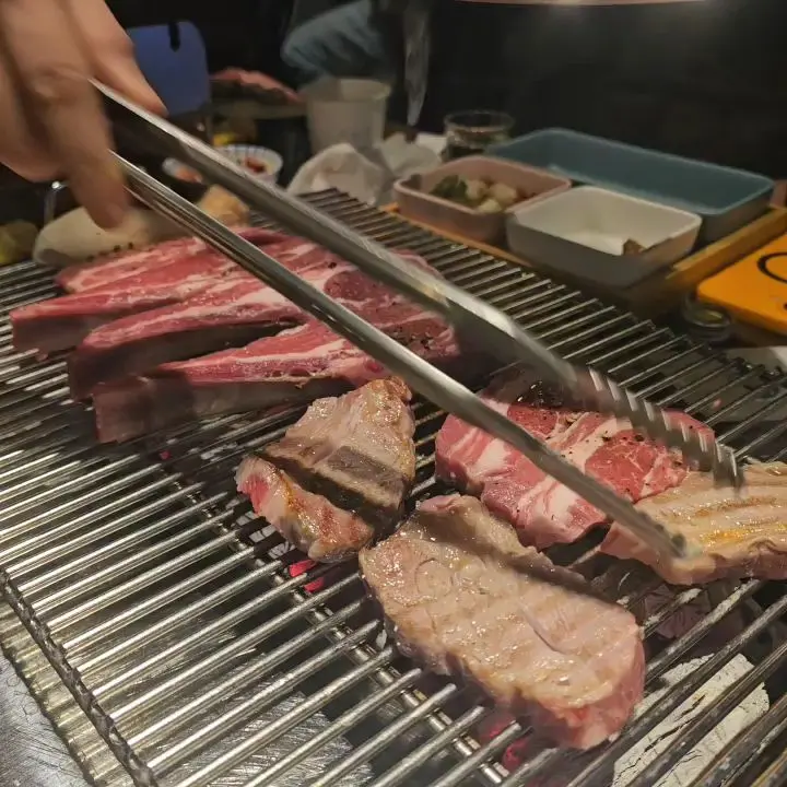 숯불 위에서 익어가는 양고기