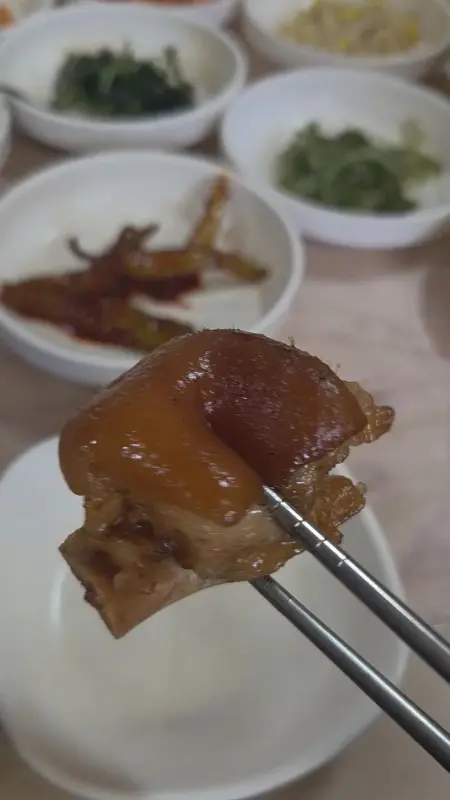 윤기가 흐르는 족발