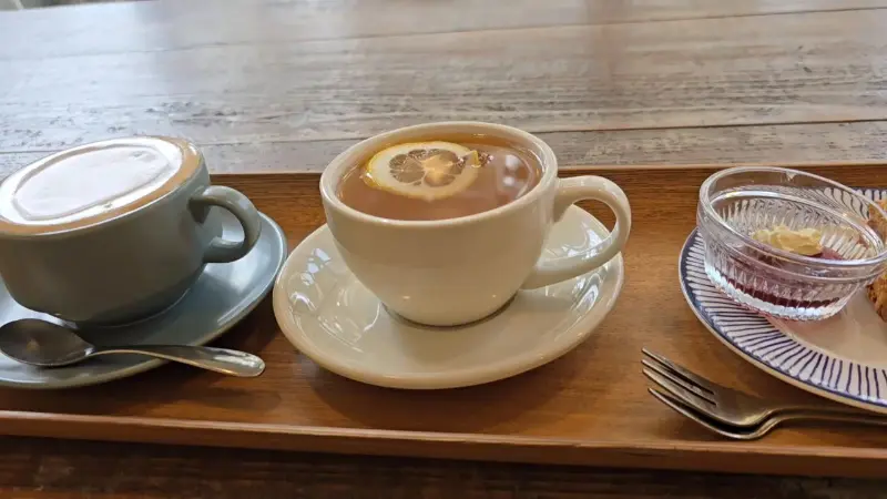 아몬드크림라떼와 스콘