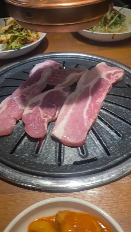 불판 위 삼겹살