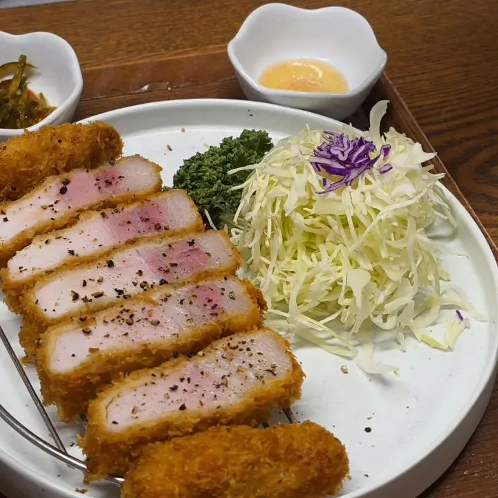군침 도는 돈까스 한 상