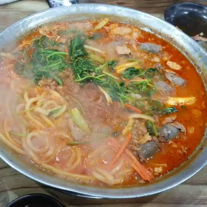 순대고기전골이 끓고 있는 모습