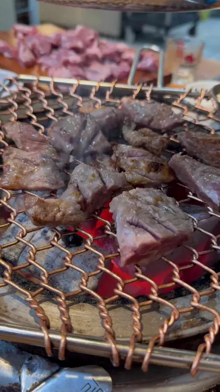 숯불 위에서 맛있게 익어가는 갈매기살