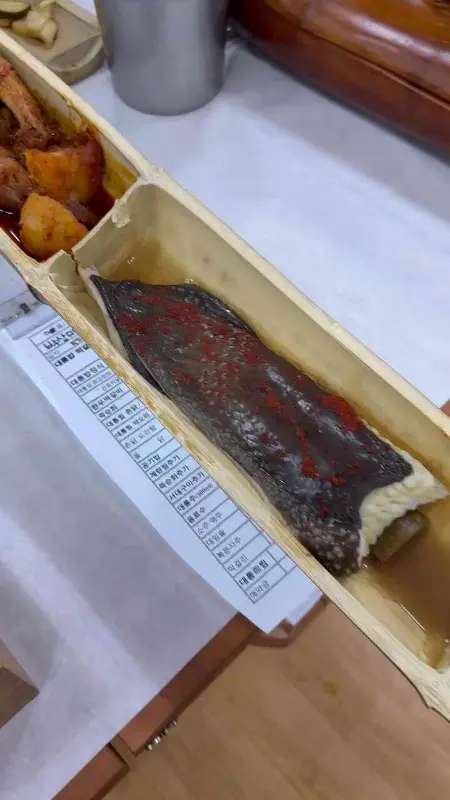 긴 대나무 통에 담긴 음식